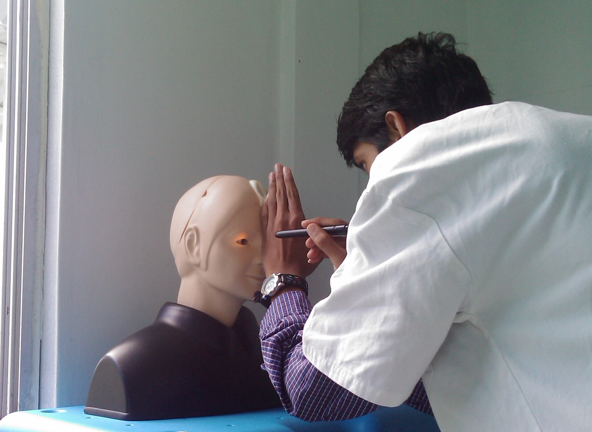 Estudante de medicina realiza exame oftalmológico em manequim de simulação clínica